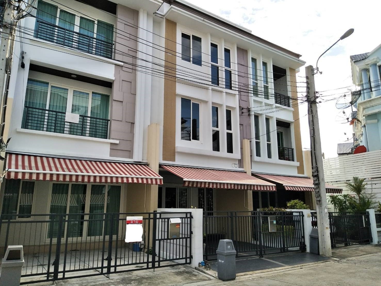 Baan Klang Muang S-Sense Rama 9 - Ladprao 别墅出售 3卧160平米 650万泰铢