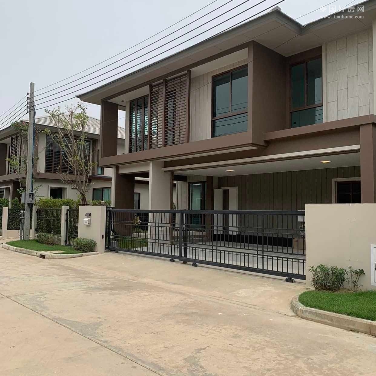 Burasiri Krungthepkreetha 独栋别墅出售 4卧238平米 2800万泰铢