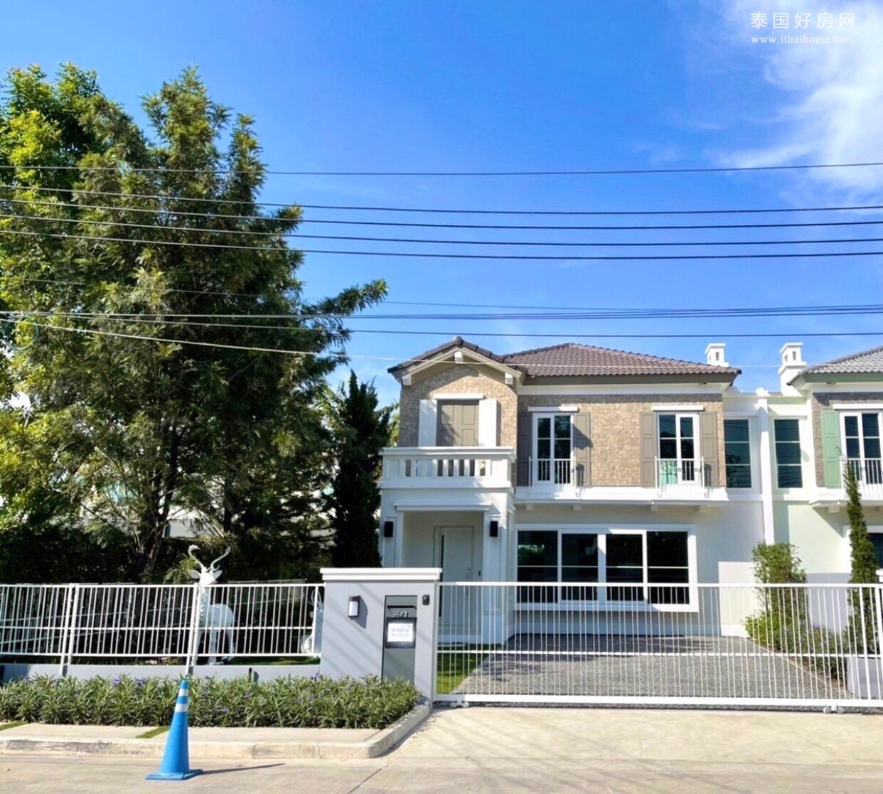 Anya BangNa-Ramkhamhaeng 2 独栋别墅出售 2卧244平米 1300万泰铢