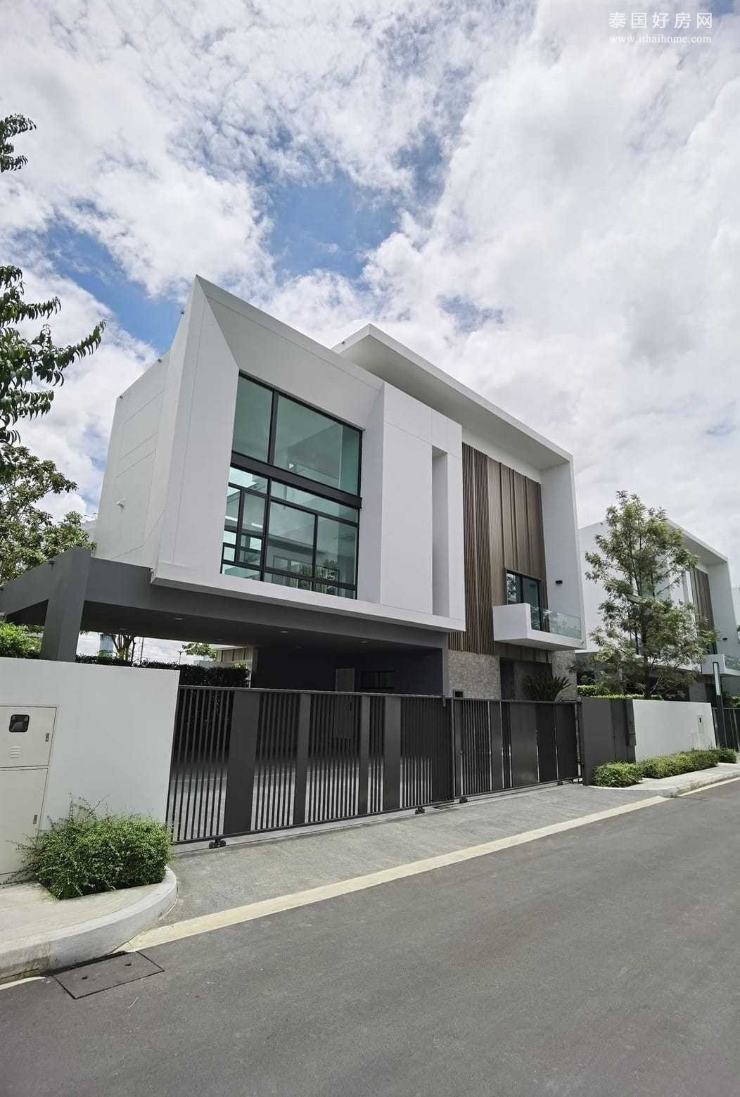 沙攀松区 | Nantawan Rama 9 – Srinakarin 独栋别墅出售 4卧 380平米 4500万泰铢
