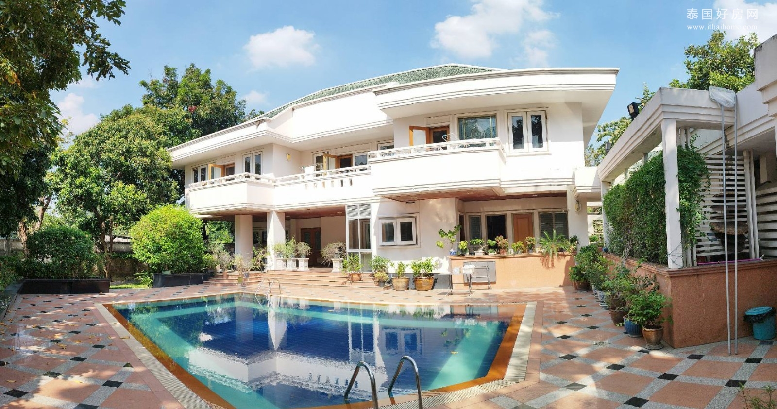 达铃灿区 | 靠近Khlong Chak Phra 运河旁边的豪华独栋别墅出售 6卧 总面积5,544平米 售价1.80亿泰铢