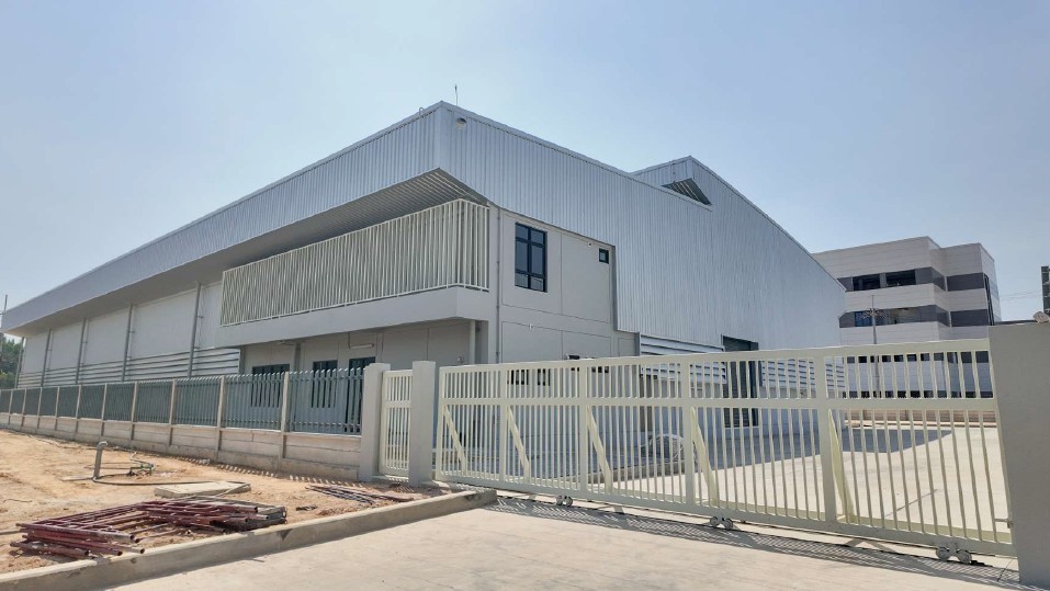 罗勇府 | Nikhom Phatthana县，工业园里私人工厂出租 2,490平米 每平米250泰铢/月