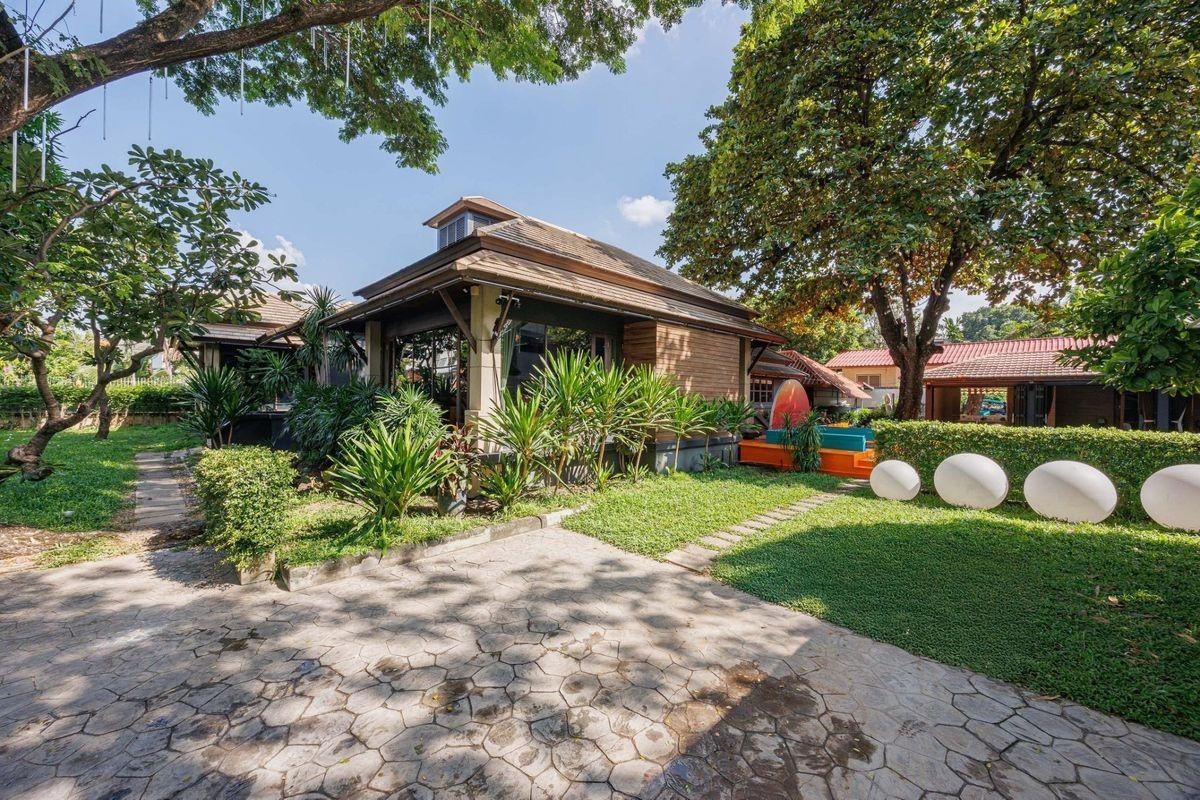 瓦他那区 | Ekkamai巷—带泳池独栋别墅出租/售 5卧 1,000平米 出租550,000泰铢/月，出售17000万泰铢