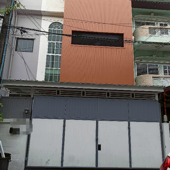 翁通郎区 | Lat Phrao — Pradit Manutham巷 联排别墅出租 4卧 128平米 50,000~55,000泰铢/月