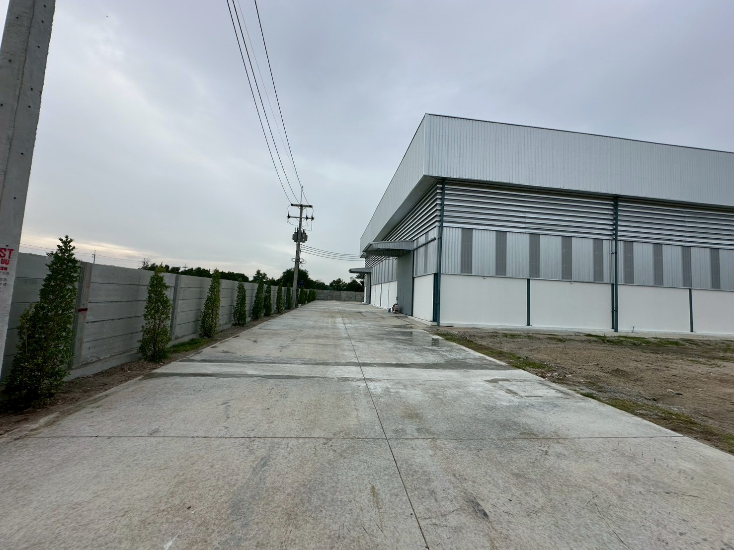 春武里 |【黄色区】Ban Bueng 全新工厂仓库出租/售 2,490平米 每平米130泰铢/月，售价6200万泰铢