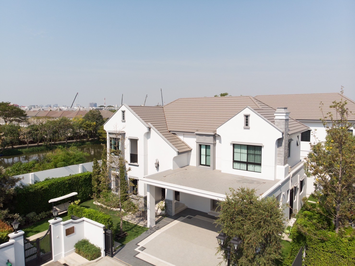 沙攀松区 | Nantawan Rama 9 - New Krungthepkretha 独栋别墅出租/出售 4卧 302平米 260,000泰铢/月，出售4400万泰铢