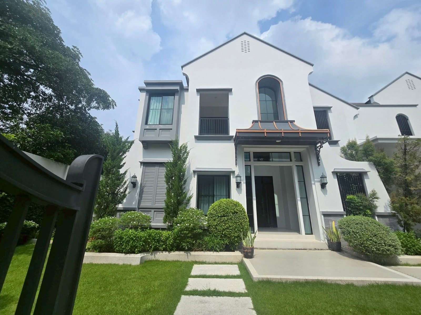 沙攀松区 | Nantawan Rama 9 - New Krungthepkretha 独栋别墅出租/售 4卧 378平米 出租300,000泰铢/月，出售5200万泰铢