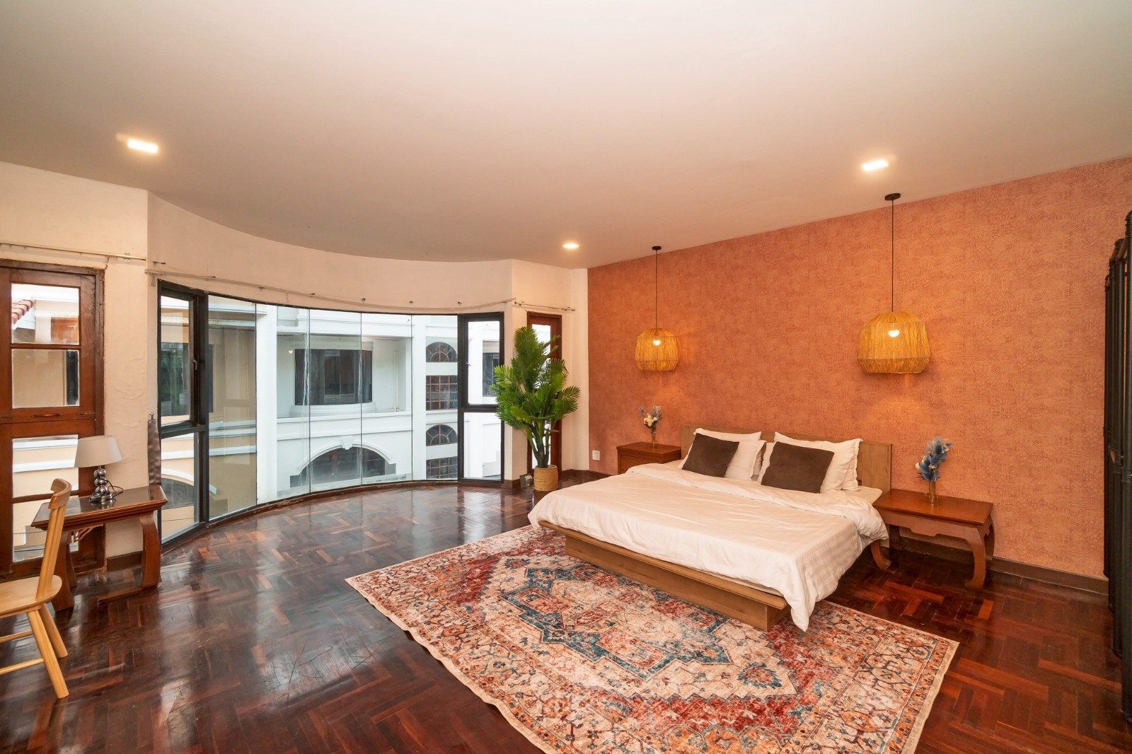 瓦他那区 | Thonglor 2X巷 — 轻轨站附近 联排别墅出租 5卧 400平米 100,000泰铢/月