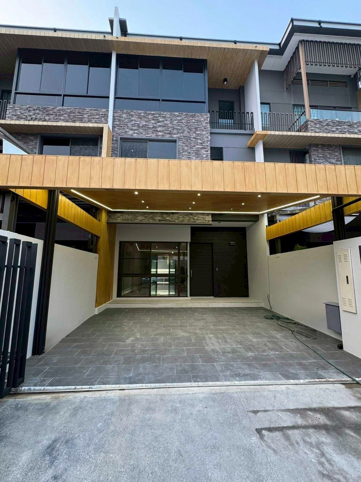 拉抛区 | The Landmark Ekamai-Ramindra 联排别墅出租/出售 3卧 224平米 出租75,000泰铢/月，出售1150万泰铢