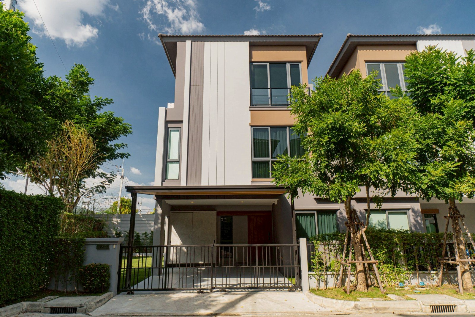 巴威区 | Baanklangmueng The Edition Srinakarin-Suanluang 联排别墅出租/售 4房 240平米 出租110,000泰铢/月（可养宠物），出售1250万泰铢