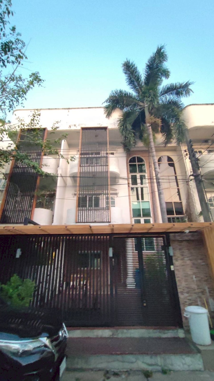 翁通郎区 | Pradit Manutham巷，Ladprao地铁站附近 联排别墅出租 3卧 250平米 35,000泰铢/月（可注册公司）