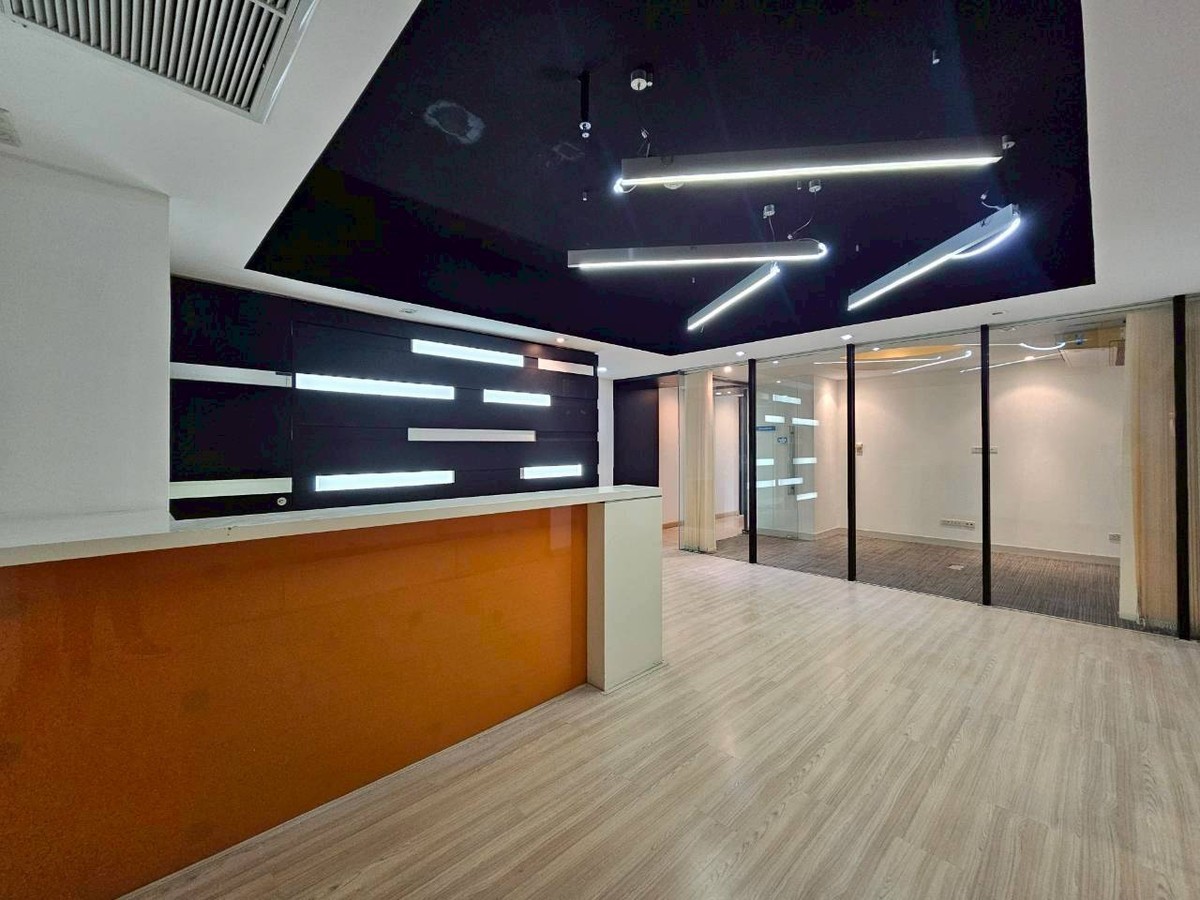 瓦他那区 | Sukhumvit — Asoke 轻轨站附近 办公楼出租 341.41平米 139,000泰铢/月