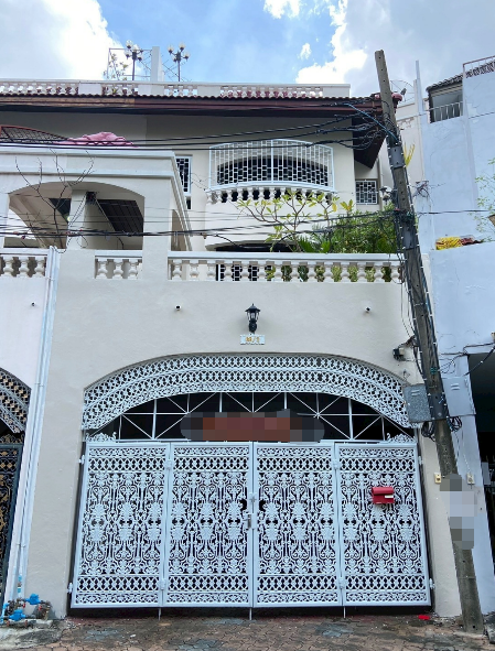 瓦他那区 | Ekkamai — Sukhumvit 联排别墅出租 6卧 450平米 125,000泰铢/月