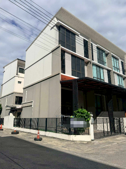 萱銮区 | PATIO Phatthanakan 32 联排别墅出租/售 3卧 195平米 出租40,000泰铢/月，出售799万泰铢