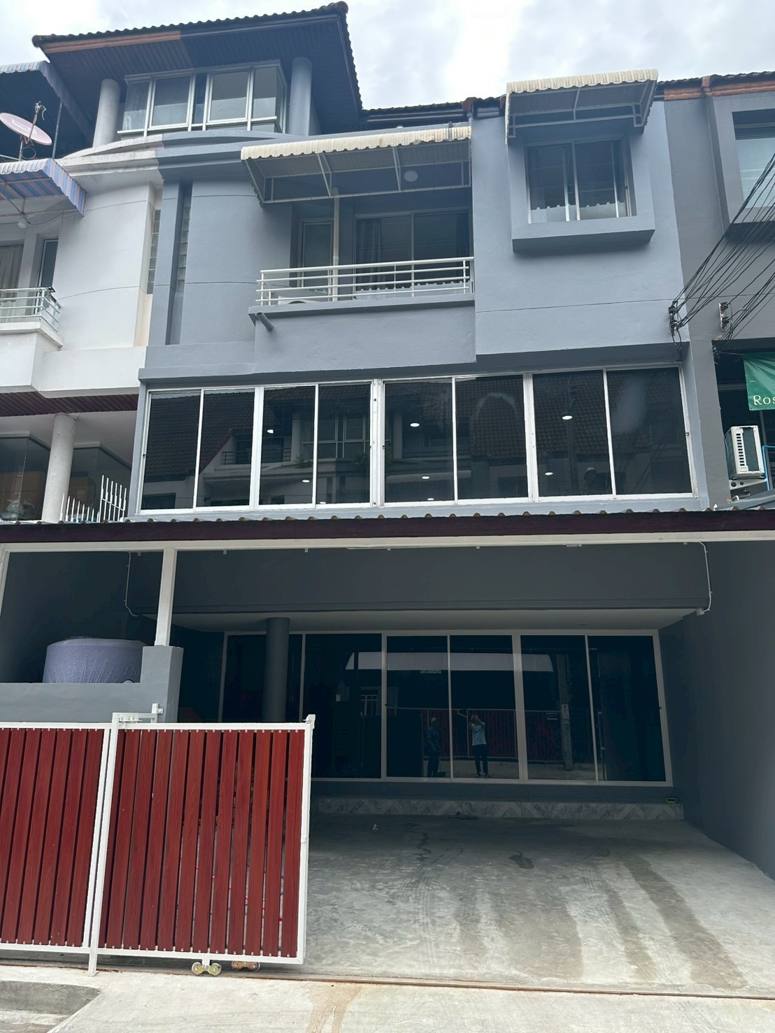 拉抛区 | Sinthani Ratchada 家庭办公室出租（可注册公司） 3卧300平米 租金45,000泰铢/月