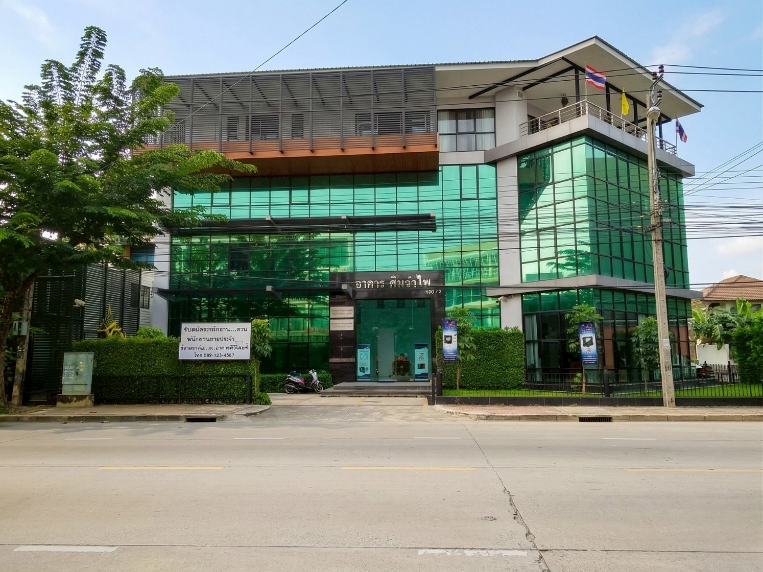 堪那耀区｜4层商业办公楼出售/出租 使用面积约1700平米 售价58,000,000 泰铢  租金300,000 泰铢 / 月