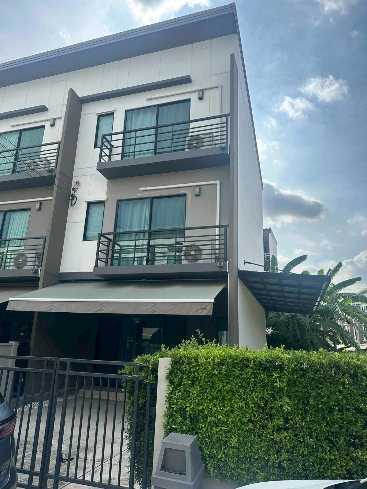 巴威区｜Baan Klang Krung Srinakarin–Onnut联排别墅出租 3卧141平米 35,000 泰铢 / 月