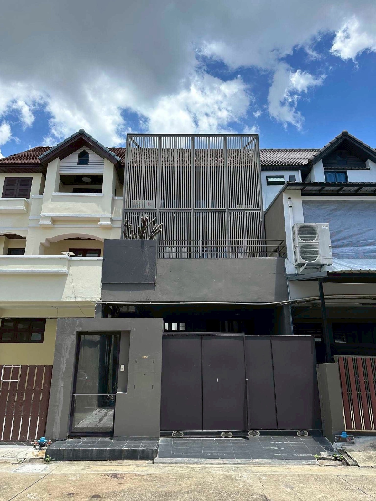 ​曼谷 汇权区 | Rama 9 Soi 19 Home Office出售/出租 350平方米 租金57,000泰铢/月 售价15,500,000泰铢