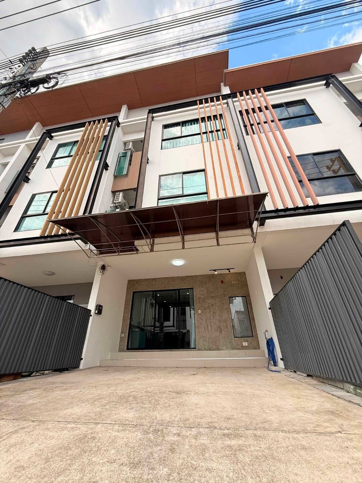 北榄府 邦披县 | I Field Bangna Home Office出租 3卧3卫196平方米 租金43,000泰铢/月 可饲养宠物