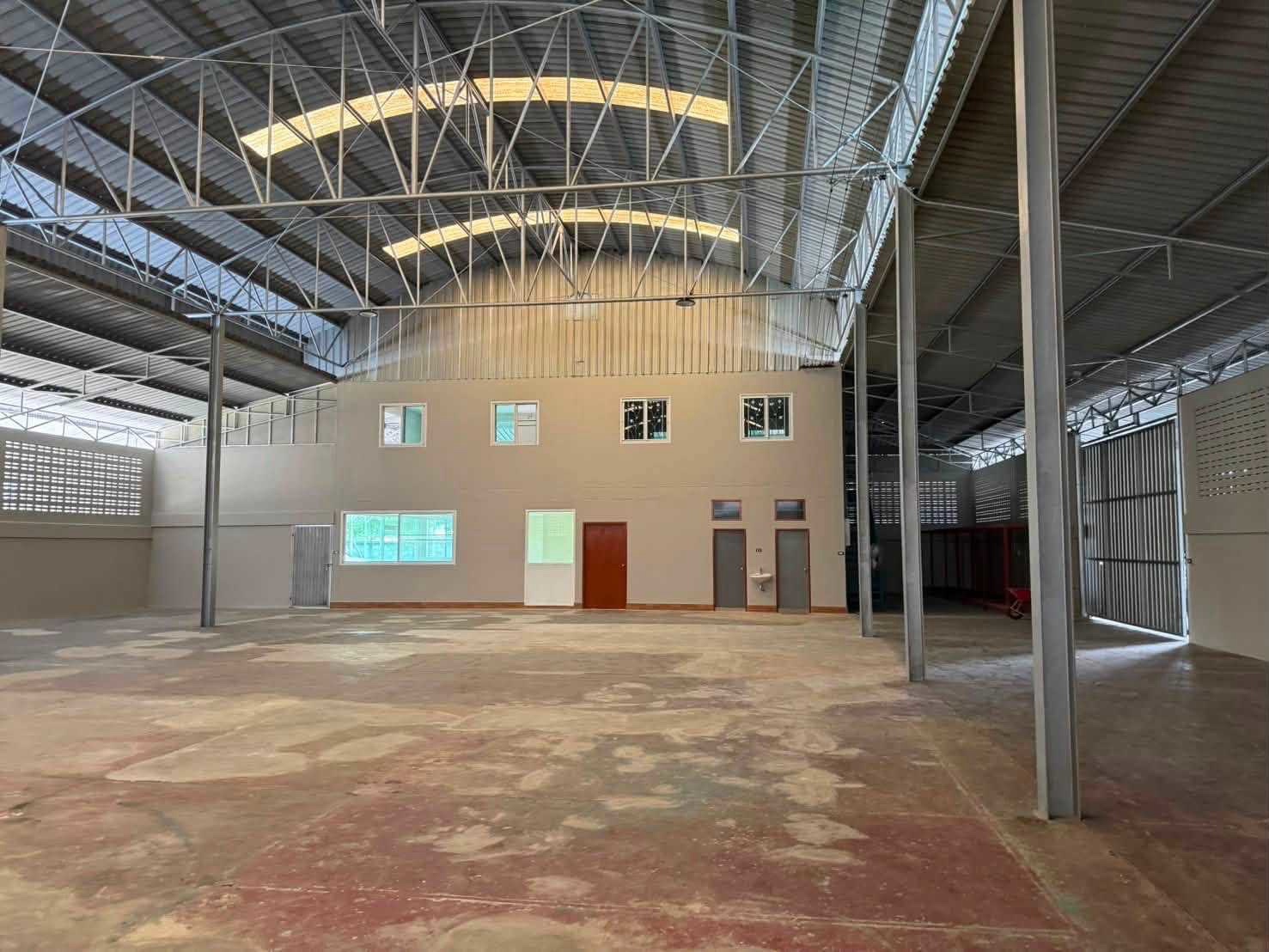 春武里府 帕那尼空县 | 仓库出租 1,600平方米 租金80,000泰铢/月