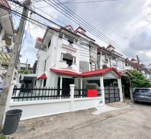 曼谷 Home Avenue Soi Prawit Lae Phuan 16 联排别墅出租 3卧 37平米 30,000泰铢/月