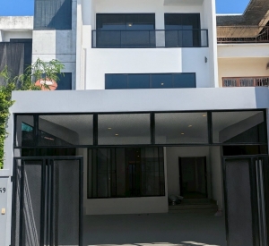 萱銮区 | Sukhumvit – On Nut 联排别墅出租 6卧 440平米 65,000~75,000泰铢/月（可注册公司）