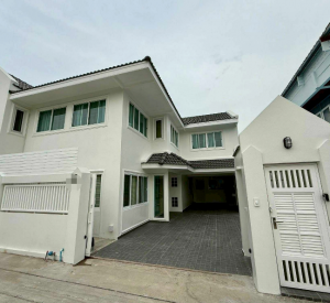 曼甲必区 | Hua Mark — Sri Krita轻轨站附近 新翻新独栋别墅出租 3卧 200平米 65,000泰铢/月