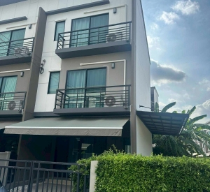 巴威区｜Baan Klang Krung Srinakarin–Onnut联排别墅出租 3卧141平米 35,000 泰铢 / 月