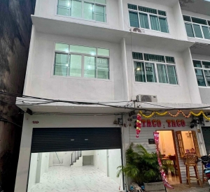 曼谷 沙吞区 | Sathorn Soi 11联排别墅出租 180平方米 租金50,000泰铢/月 可注册公司 可饲养宠物