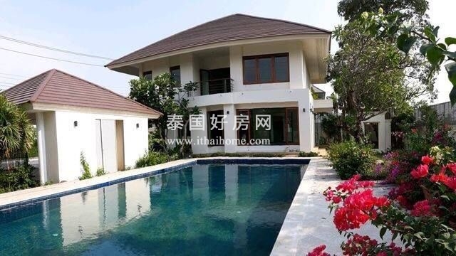  Bangna 区域小区内带私人泳池全新别墅1400万铢出售