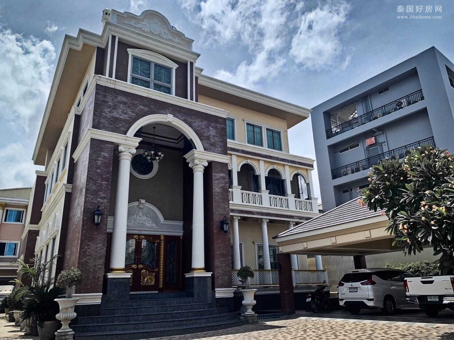 【推荐】Prachauthit 33 独栋别墅出售 5卧占地1,840平米 售8,000万泰铢