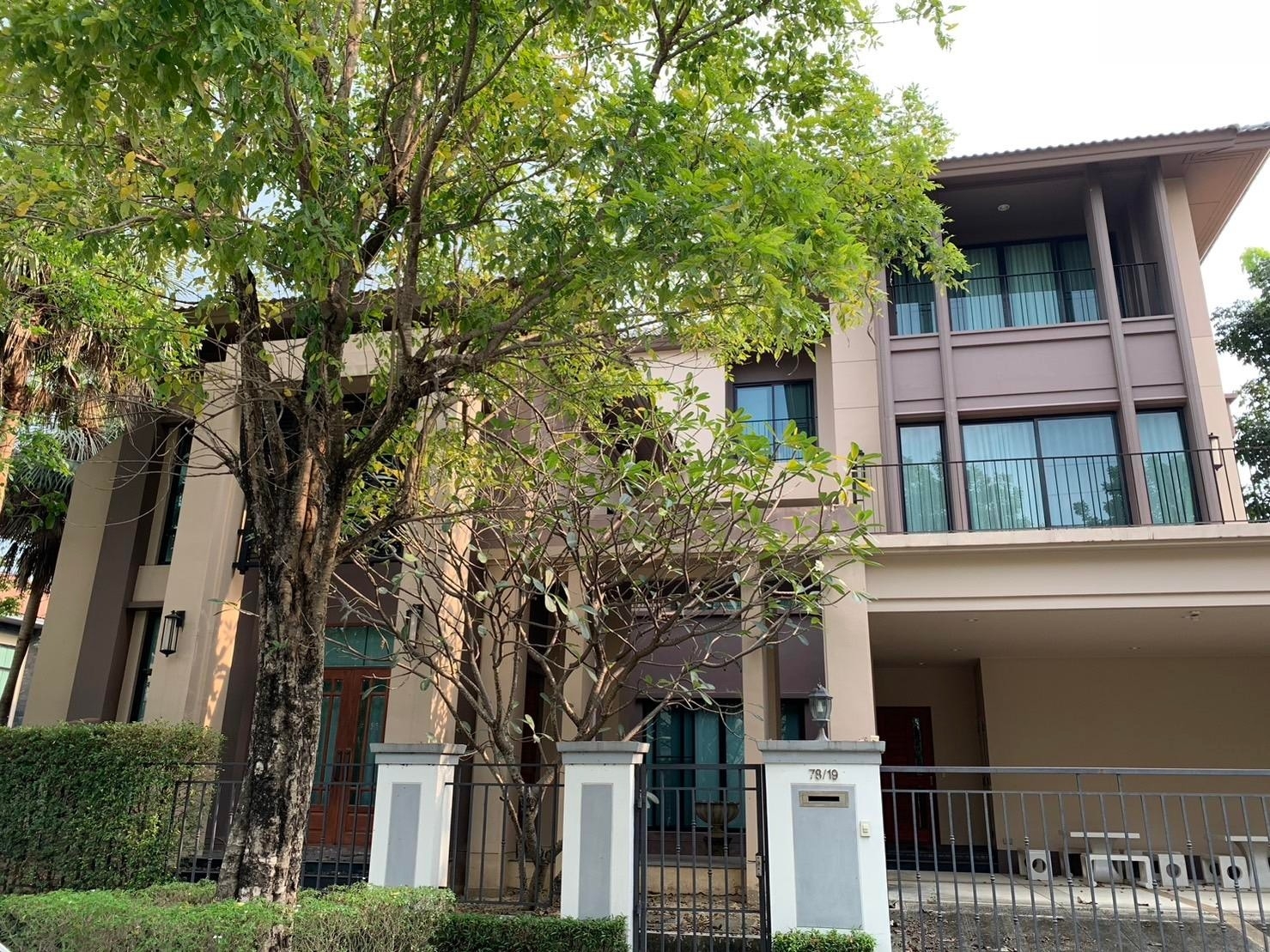 堪那耀区 | Grand Bangkok Boulevard Ratchada-Ramintra 2 独栋别墅出租/出售 5卧 507.37平米 出租250,000泰铢/月，出售3850万泰铢