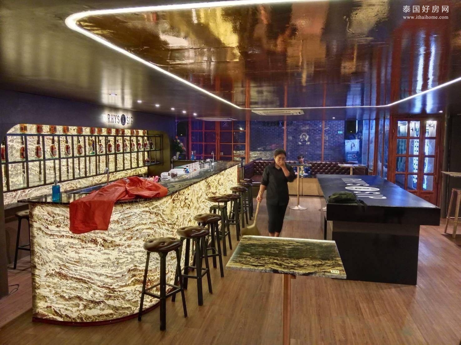 瓦他那区 | Blue Chips Thonglor 酒吧出租/转让 第2层楼 960平米 租金250,000泰铢/月，转让300万泰铢