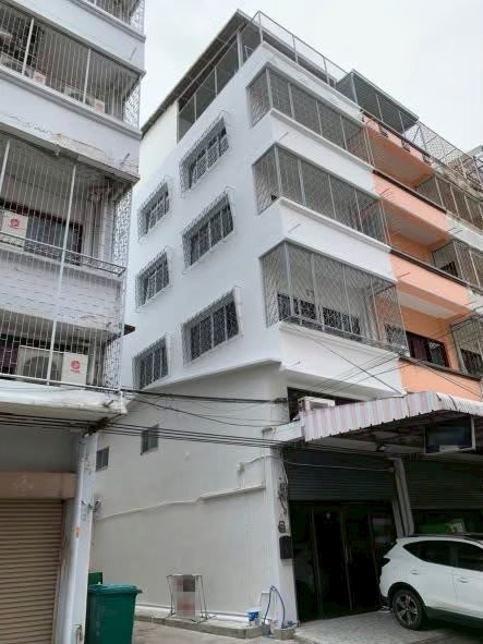沙吞区 | Home Office，Surasuk轻轨站附近 联排商业出租 5房 252平米 39,000泰铢/月