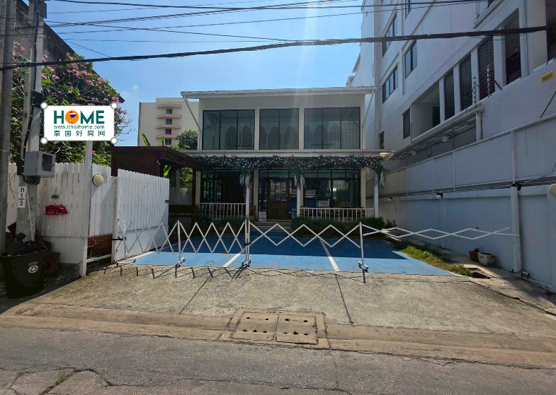瓦他那区 | 临主干道 · 素坤逸–Ekkamai 核心商圈 · 两层商业建筑出租 200平米 155,000泰铢/月（可注册公司）