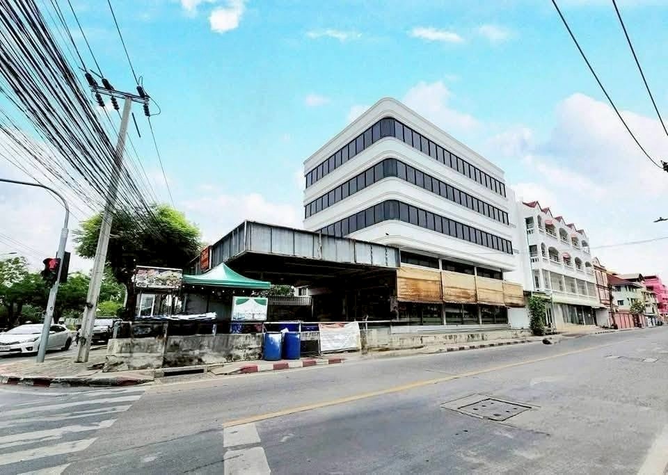 萱銮区 | 位于 Chalerm Phrakiat R.9 路主干道旁，临大马路 办公楼出租 1,000平米 100,000泰铢/月