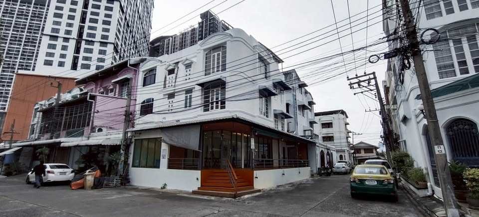 辉煌区 | Rama 9 — Ratchada地段 联排别墅出租/售 4卧 320平米 出租65,000泰铢/月（可注册公司），出售1250万泰铢