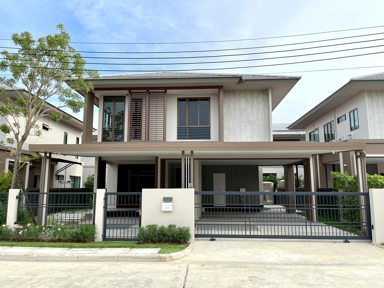 曼甲必区 | Burasiri Krungthepkreetha 独栋别墅出租/售 4卧 224平米 出租160,000泰铢/月，出售2590万泰铢