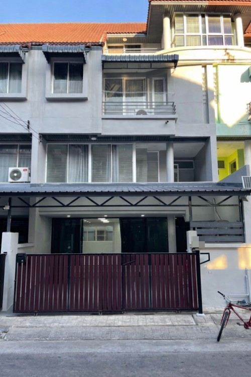 翁通郎区 | Lat Phrao — Chokchai 4地段 联排别墅出租 3卧 98平米 40,000泰铢/月