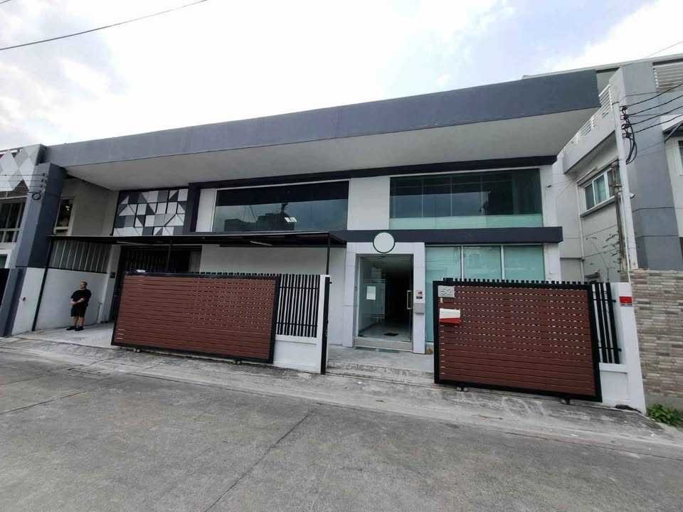 萱銮区 | Khlong Tan — Ramkhamhaeng 带办公室的仓库出租 440平米 90,000泰铢/月