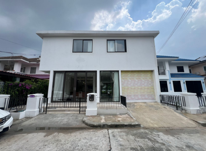 芭堤雅 | 中国业主低价出售芭提雅中天海滩泳池别墅，6房6卫，260平米，售价1350万泰铢