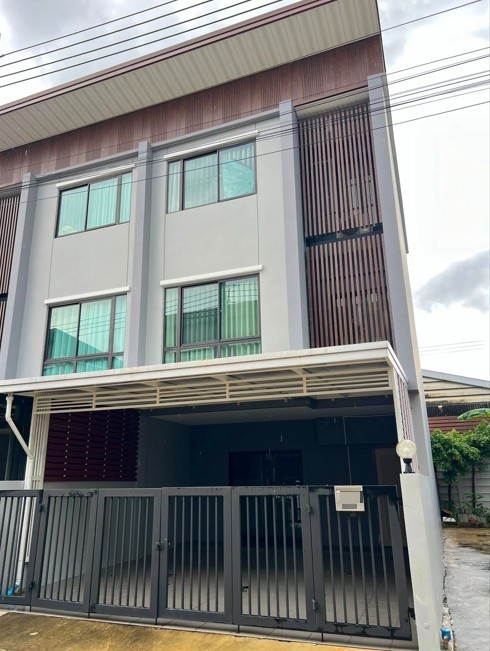 翁通郎区 | Latphrao — Ratchada地段 联排别墅出租 4卧 180平米 50,000泰铢/月