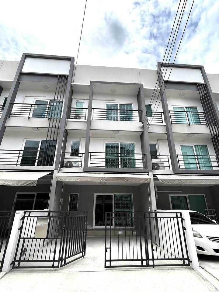 曼谷 巴威区 | Baan Klang Muang Suan Luang–Bangna联排别墅出租 3卧3卫 租金30,000泰铢/月起