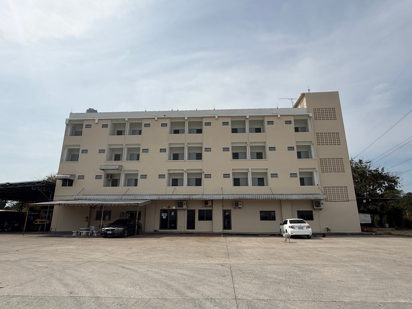 泰国 春武里府是拉差县| 14莱土地及4层办公楼出租 租金300,000泰铢/月