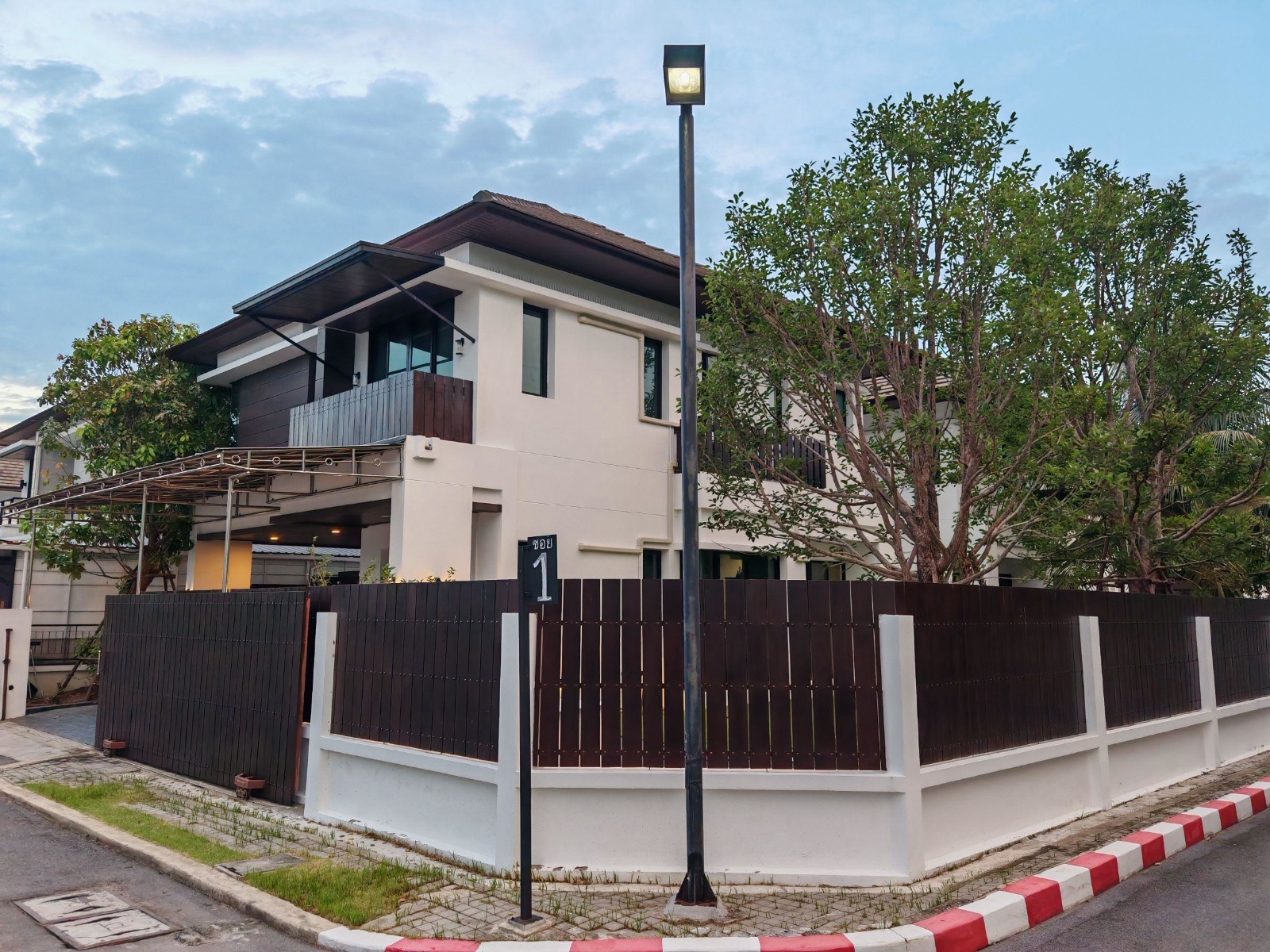 北榄府 邦披县 | Lake View Park Bangna独栋别墅出售/出租 3卧3卫200平方米 售价990万泰铢 / 租金75,000泰铢/月 宠物友好，可饲养宠物