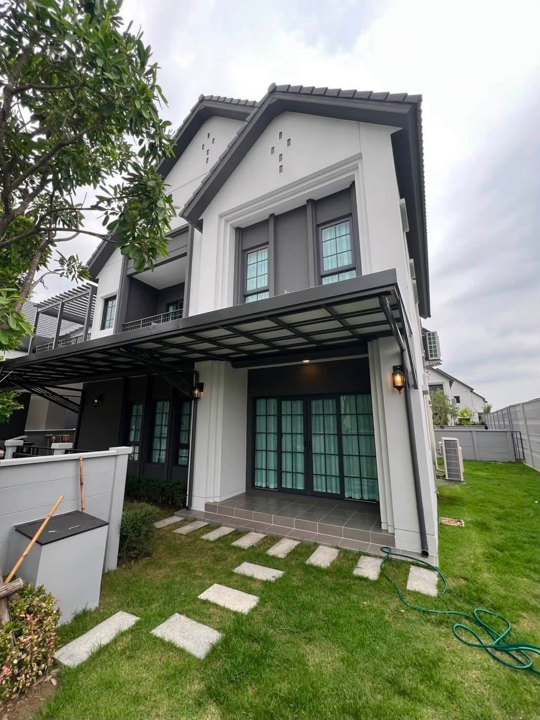 曼谷 邦纳区| Centro Bangna独栋别墅出售/出租 4卧5卫303平方米 售价19,000,000泰铢 / 租金140,000泰铢/月