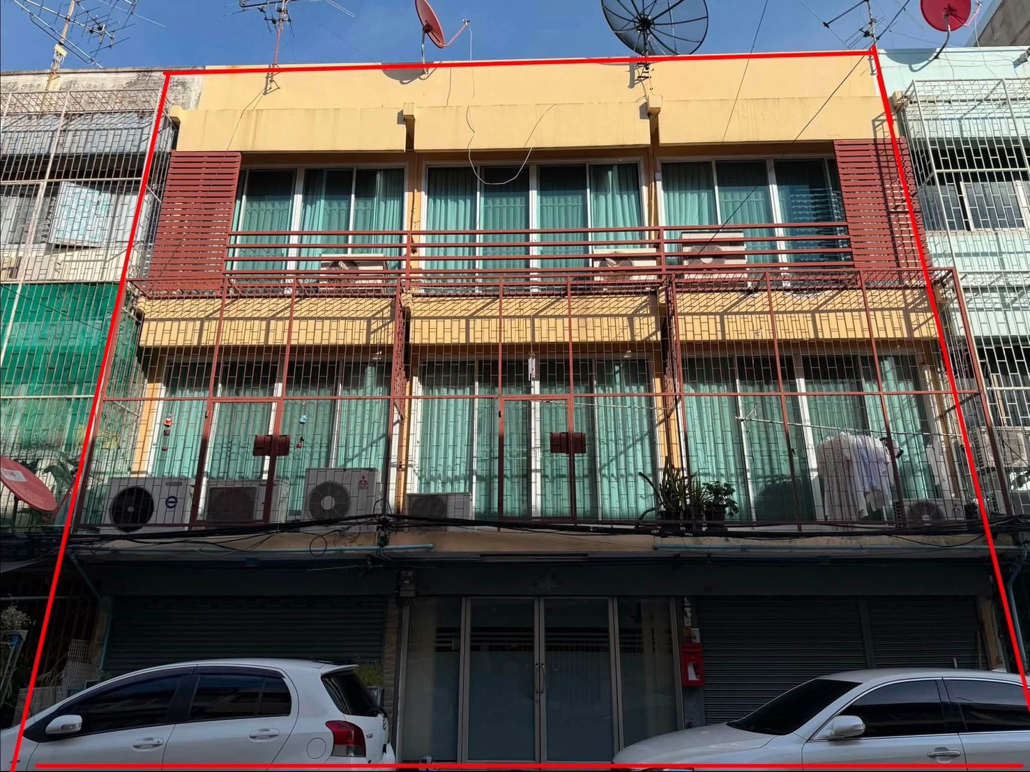 曼谷 沙吞区 | 沙吞尚泰路旁3联排商铺出租/出售 378平方米 租金75,000泰铢/月