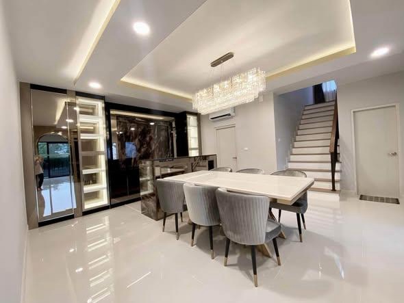 北榄府 邦披县 | CENTRO Bangna Phase 1独栋别墅出售/出租 4卧298平方米 售价18,500,000泰铢 / 租金130,000泰铢/月