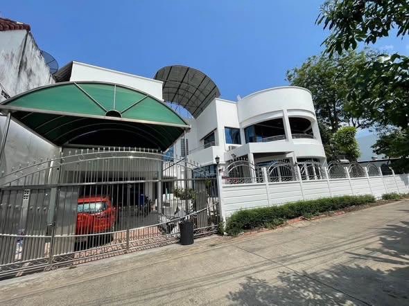 曼谷 翁通郎区 | Lat Phrao 83三层办公住宅出租/出售 524平方米 租金170,000泰铢/月 售价17,500,000泰铢，可注册公司
