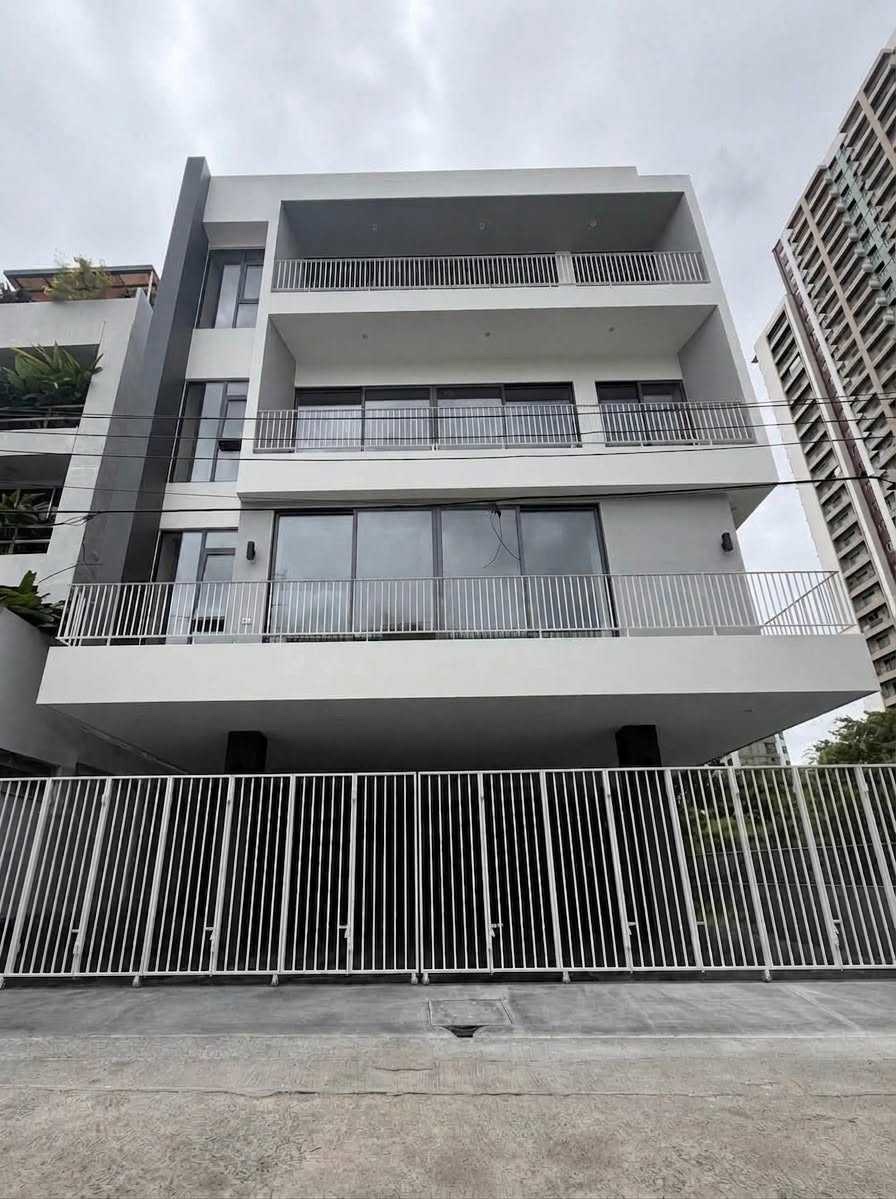 曼谷 汇权区 | Boutique Office 168全新4层半办公楼出售/出租 700+平方米 | 售价54,000,000泰铢 / 租金400,000泰铢/月，可办理公司注册